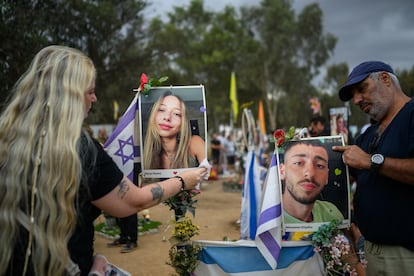 Amigos y familiares homenajean a las víctimas del ataque de Hamás a Israel en la explanada donde el 7 de octubre de 2023 se celebró el festival Nova, uno de los escenarios de la masacre de la milicia palestina.