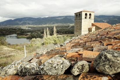 Santa María de Garoña apenas tiene una decena de casas en las que diariamente viven varias familias. Un total de 18 habitantes son los que están censados en esta aldea del Valle de Tobalina, según la última cifra del INE de 2010. En la imagen, la torre de la parroquia y al fondo la central nuclear.