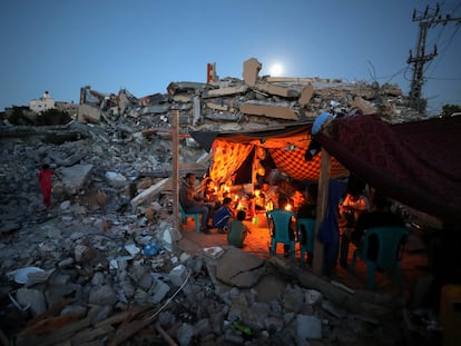 Una familia palestina, en una tienda entre los escombros de sus casas, el martes en Beit Hanun (norte de Gaza).