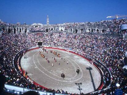 Paseíllo en la plaza de toros de Nîmes (Francia).