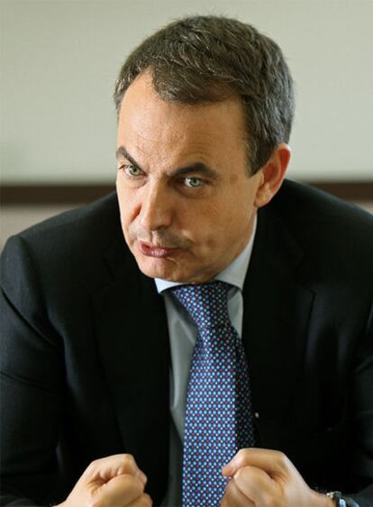 El candidato del PSOE, José Luis Rodríguez Zapatero, en su despacho de La Moncloa.