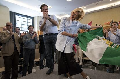 El candidato de UPyD en las elecciones autónomas andaluzas, Martín de la Herrán, y la lider del partido, Rosa Díez, en un mitín de campaña en Málaga, el 7 de marzo de 2015.