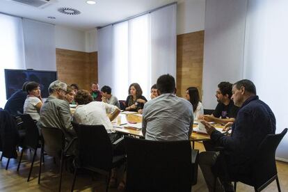 Colau en un momento de la reunión con miembros de la PAH y el Observatorio DESC