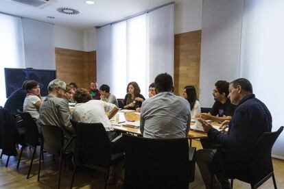 Colau en un momento de la reuni&oacute;n con miembros de la PAH y el Observatorio DESC