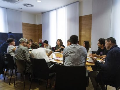 Colau, en un moment de la reunió amb membres de la PAH i l'Observatori DESC.