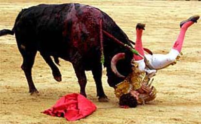 Jesús Millán sufrió una voltereta sin consecuencias en el tercer toro de la tarde.