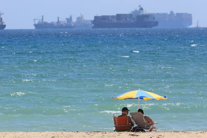 Dos personas distrutan del buen tiempo en la playa del Saler en Valencia este martes 22 de julio.