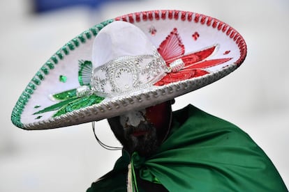 Un fan méxicano tras la eliminación ante Brasil.