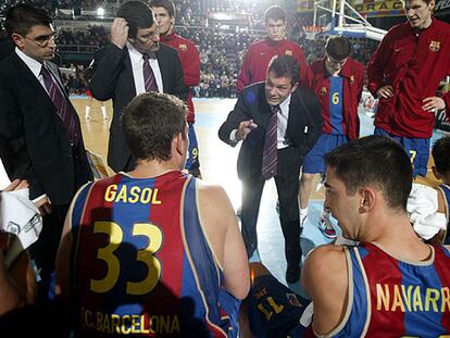 Joan Montes da instrucciones a sus jugadores en un partido disputado en el Palau Blaugrana.