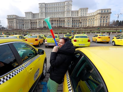 Los taxistas protestan frente a la sede del Parlamento en Bucarest.