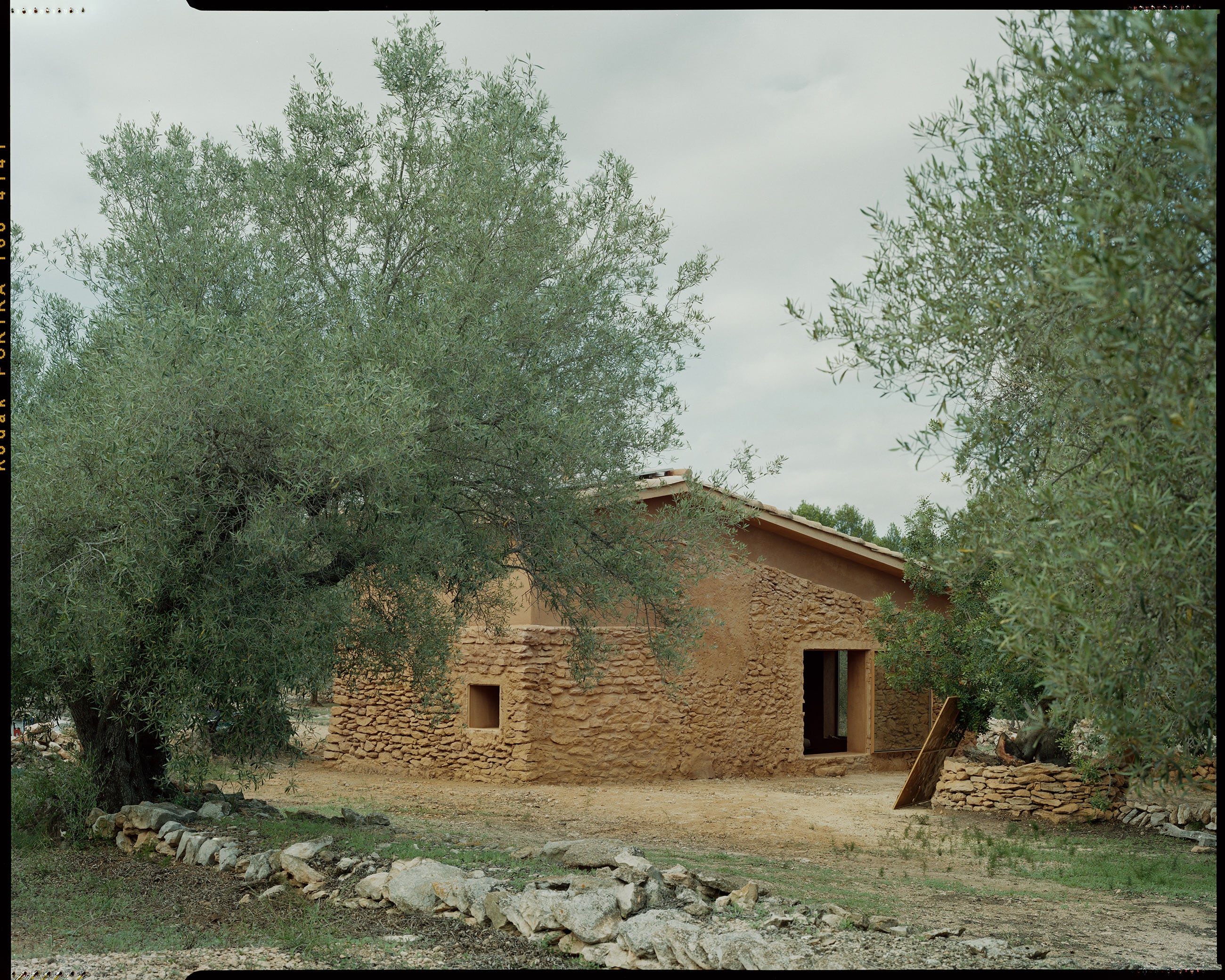 "Casa Lurra: El Refugio entre Olivos que Demuestra que No se Necesita Dinero para Hacer la Diferencia"