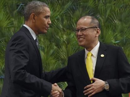 El presidente de EE UU, Barack Obama y el filipino, Benigno Aquino, se dan la mano en la cumbre de Manila.