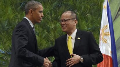 El presidente de EE UU, Barack Obama y el filipino, Benigno Aquino, se dan la mano en la cumbre de Manila.