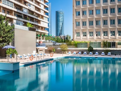 Piscina del hotel Madrid Chamartin Affiliated by Melia