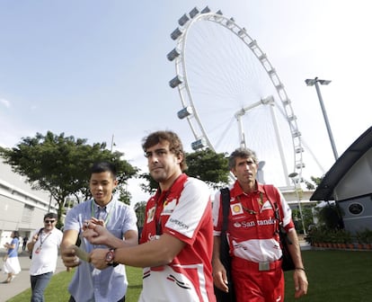 Fernando Alonso firma autógrafos a su llegada al circuito.
