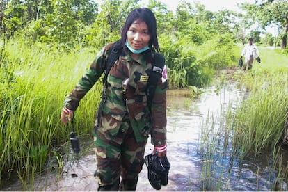 Sophin Sophary, directora de operaciones de CSHD, almuerza en la jungla junto a sus compañeros. La organización ya ha desactivado 5.000 minas de 7 provincias del noroeste de Camboya.
