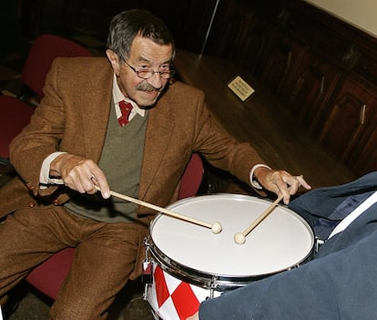 El novel·lista alemany Günter Grass toca el timbal a la seva ciutat natal, Gdansk (Polònia), on va celebrar el seu 80è aniversari, el 6 d'octubre del 2007.