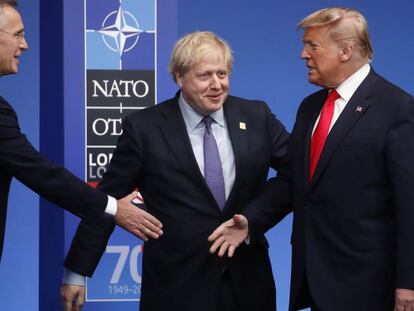 O secretário-geral da OTAN, Jens Stoltenberg, cumprimenta Donald Trump na presença do primeiro-ministro Boris Johnson.