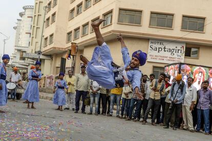 Un sij demuestra sus habilidades durante una 'nagar kirtan' (procesión sagrada) en Secunderabad (India) como parte de las celebraciones que marcan el 549º aniversario del nacimiento del fundador del sijismo, Sri Guru Nanak Dev.