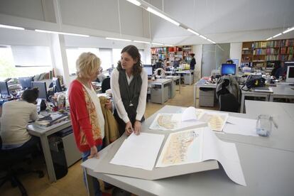 Soledad Puértolas (izquierda) con Teresa Tellechea, editora del Grupo SM, en Madrid.