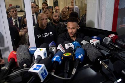 Brazil's star striker Neymar leaves a Police Station after giving a statement to police for posting intimate WhatsApp messages with Najila Trindade Mendes de Souza, who has accused of rape, on social media, at the Internet Crime Special Police Unit in Rio de Janeiro, Brazil on June 6, 2019. (Photo by Mauro Pimentel / AFP)