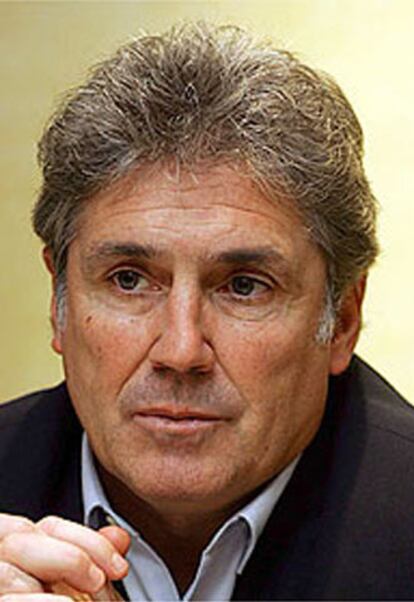 El ex futbolista del Real Madrid Carlos 'Santillana' suele enviar y recibir más de 50 correos electrónicos diariamente.