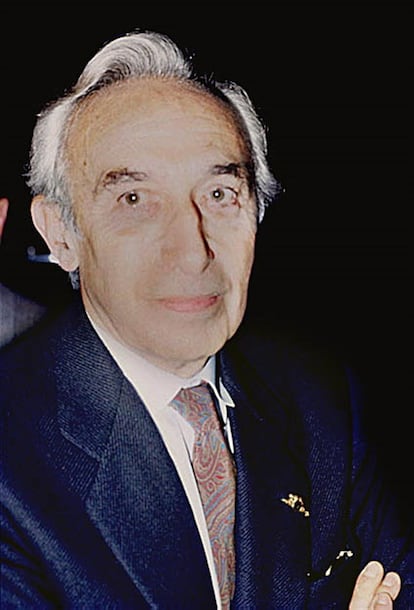 El locutor Ángel Álvarez, director del programa 'Vuelo 605', en una imagen de 1987.