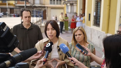 La ministra de Ciencia, Innovación y Universidades y secretaria general del PSPV-PSOE, Diana Morant,en el centro, con la delegada del Gobierno, Pilar Bernabé, a la derecha, el pasado 19 de junio en Cheste.