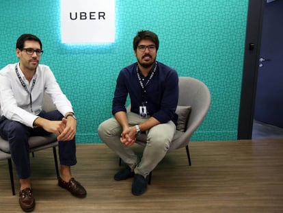 Juan Galiardo, a la izquierda, y Manel Pujol, en la nueva sede de Uber en Madrid.