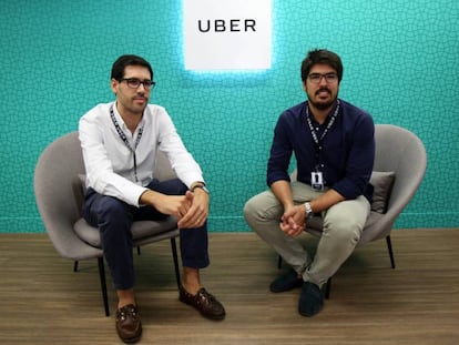 Juan Galiardo, a la izquierda, y Manel Pujol, en la nueva sede de Uber en Madrid.