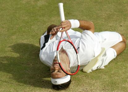 Federer, sobre la hierba, tras superar a Roddick en 2004 (4-6, 7-5, 7-6, 6-4)