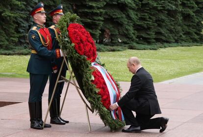 El presidente ruso, Vladímir Putin, asistía este miércoles a una ceremonia en la Tumba del Soldado Desconocido en Moscú, con motivo del 81 aniversario de la invasión nazi de la Unión Soviética. 