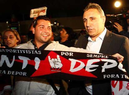 Hristo Stoichkov posa junto a aficionados celestes a su llegada anoche a Vigo