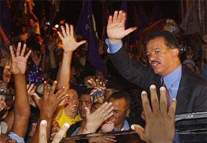 El candidato del Partido de la Liberación Dominicana, Leonel Fernández, saluda a sus partidarios en Santo Domingo.