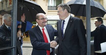 El presidente de la Generalitat, Ximo Puig, y el de Aragón, Javier Lambán, durante el encuentro mantenido esta mañana.