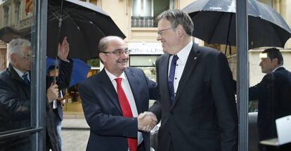 El presidente de la Generalitat, Ximo Puig, y el de Arag&oacute;n, Javier Lamb&aacute;n, durante el encuentro mantenido esta ma&ntilde;ana. 