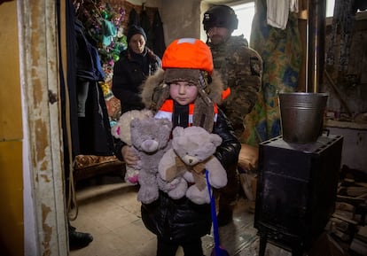 Una niña, vestida con chaleco antibalas, sujeta sus peluches antes de ser evacuada de la ciudad de Bajmut, este martes. 