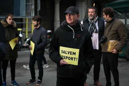 Concentración ante la Consejería de Economía donde entidades del deporte catalán reclaman el 1% de los presupuestos de la Generalitat.