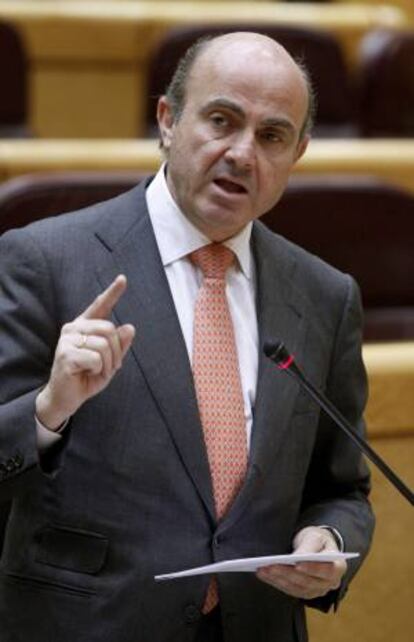 El ministro de Economía, Luis de Guindos, interviene durante la sesión de control celebrada esta tarde en el Senado, en Madrid.