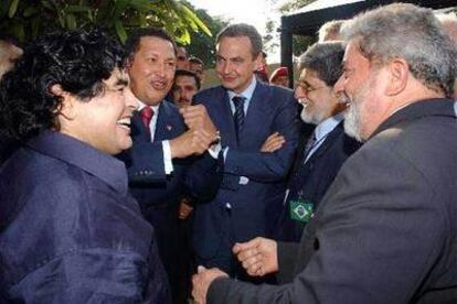 Maradona, con los presidentes de Venezuela, Brasil y España.