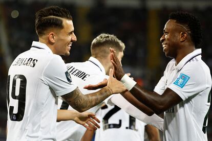 Dani Ceballos y Vinicius celebran el quinto gol del Real Madrid al Al-Hilal.