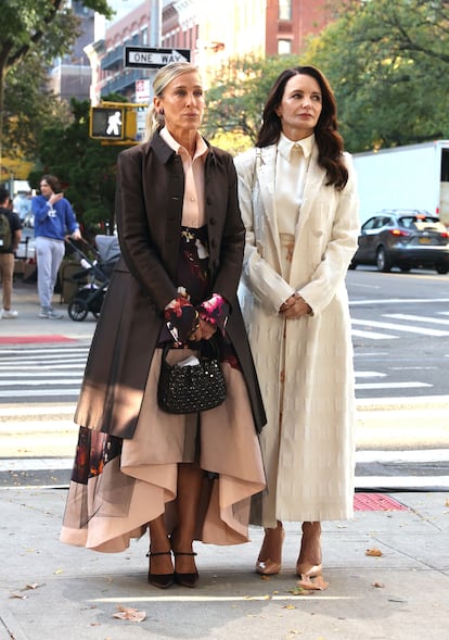 Carrie y Charlotte engamadas: la primera con prendas de Patrick McDowell y zapatos de Aquazzura y Charlotte, de Prada y Emilia Wickstead.