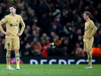 Lewandowski y De Jong, en el partido del Barcelona ante el United en Old Trafford.