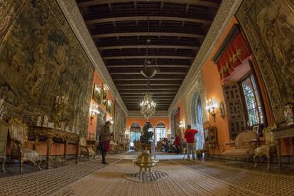 Al salón de la Gitana, antes salón de baile, le da nombre el bronce de Mariano Benlliure que se exhibe en el centro, junto a los tapices flamencos.