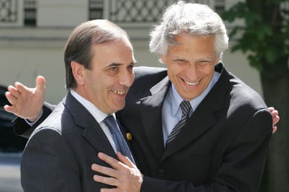 El ministro del Interior, José Antonio Alonso, saluda a su homólogo francés, Dominique de Villepin, ayer en París.