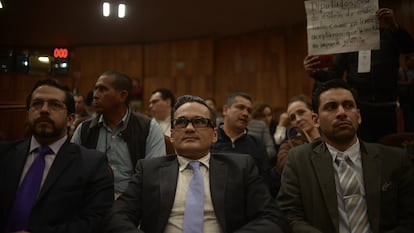 Jorge Winckler, al centro, en el Congreso Local de Veracruz, en Xalapa, durante un juicio político en su contra, en febrero de 2019.