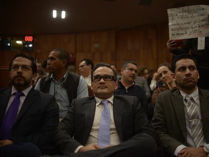 Jorge Winckler, al centro, en el Congreso Local de Veracruz, en Xalapa, durante un juicio político en su contra, en febrero de 2019.