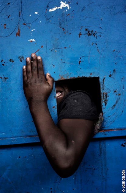 "La imagen fue tomada en el hospital de Ndera, Ruanda. Es de un niño con problemas mentales encerrado en una celda de aislamiento en el Hospital. Apenas existen estimaciones sobre el número de personas que pueden haberse visto afectadas mentalmente como consecuencia de la guerra. En hospitales antendidos por los Hermanos de la Caridad, se puede ver reflejado en los ojos de los pacientes, la metñafora de la locura colectiva que ha asolado esta región durante las últimas décadas", por José Cendón.