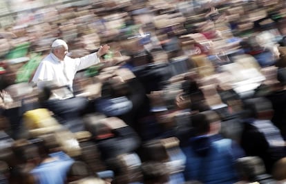 El papa Francisco saluda a la multitud a su llegada a la Plaza de San Pedro en el Vaticano donde ha celebrado una audiencia general.