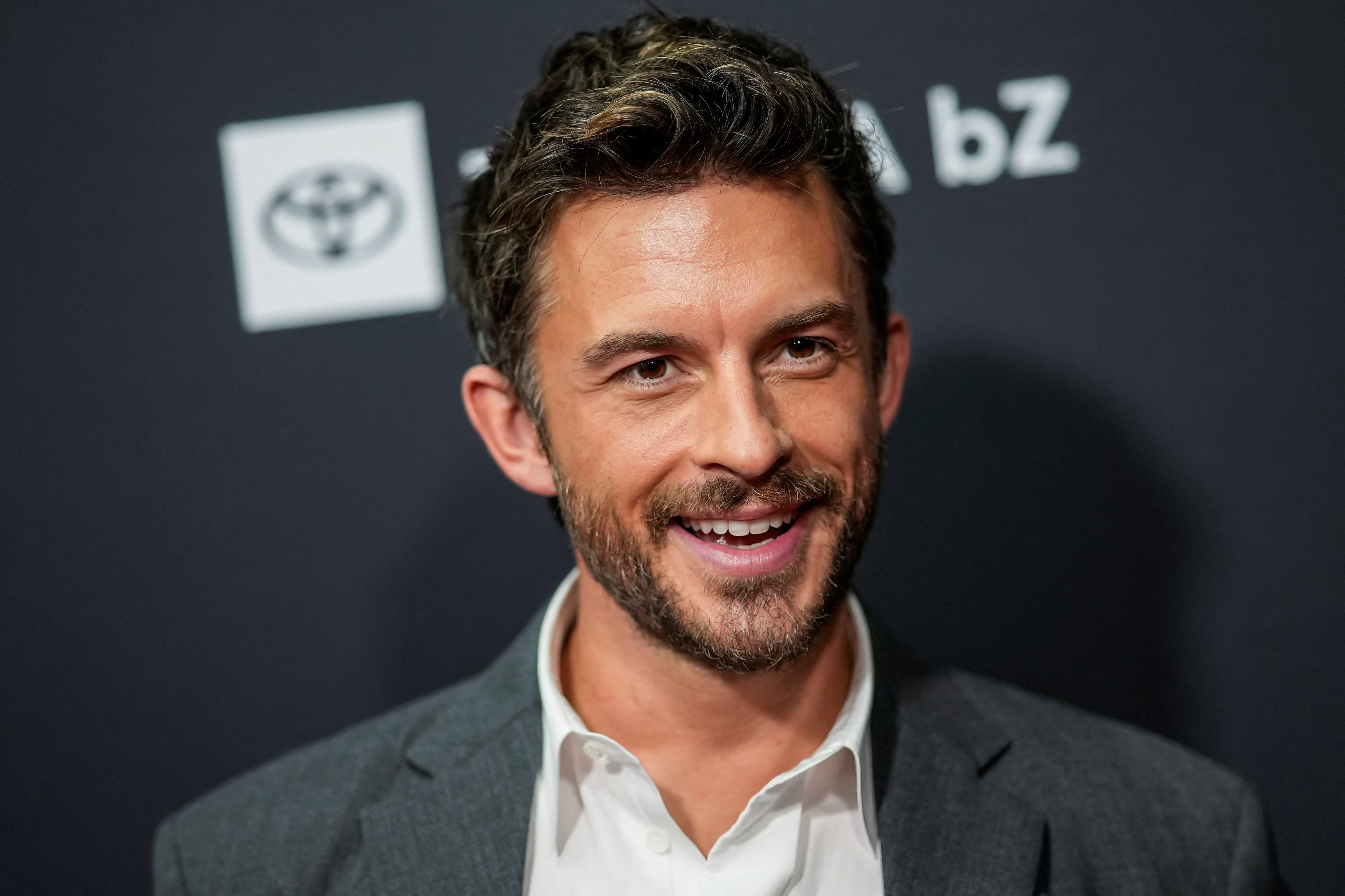 El actor Jonathan Bailey habla sobre la “barrera invisible” que separa a los actores LGTBIQ+: “No iba a dejar de coger la mano de mi novio”